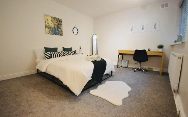 Remarkable 3-bed Ground Floor Apartment - Coventry