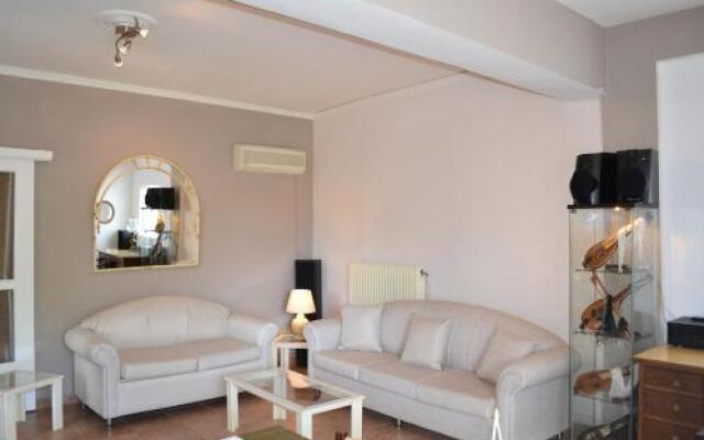 Unwind in a Spacious flat with Gardens near Beach
