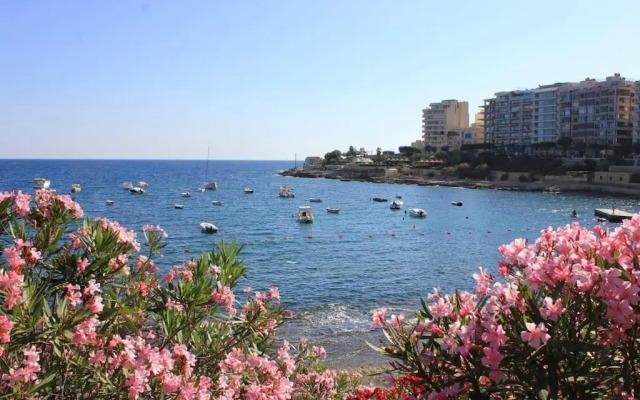 Sunny 2 bedroom, 2 bathrooms, seaside apt.