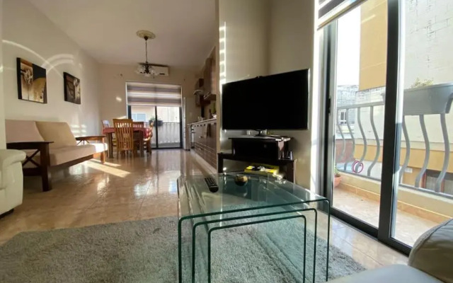 May Flower: Modern Flat close to Airport/Bus Stops