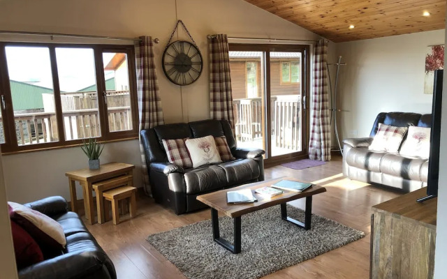 Kingfisher Lodge With Hot Tub Near Cupar, Fife