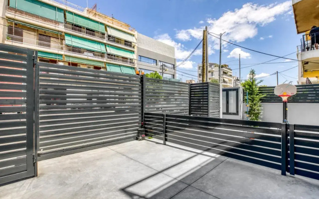 Spacious flat with courtyard and private parking!