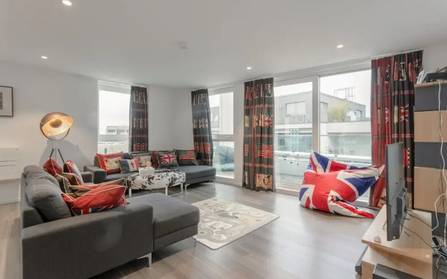 Modern 3 Bedroom Top Floor Apartment