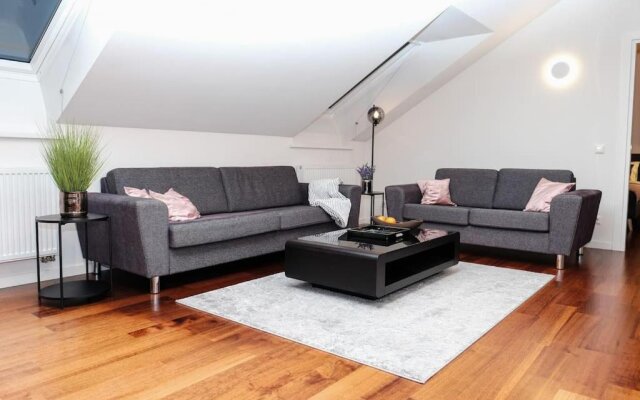 #stayhere - Spacious Luxury Town Hall 3BDR Apartment