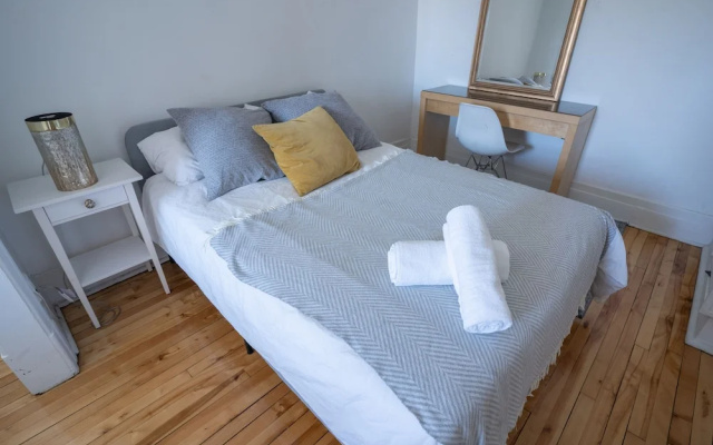 Stunning 2 Bedroom Apt! 3mins Walk From CDN Metro