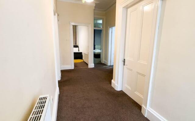 Large Glasgow South Family Home - Free Parking
