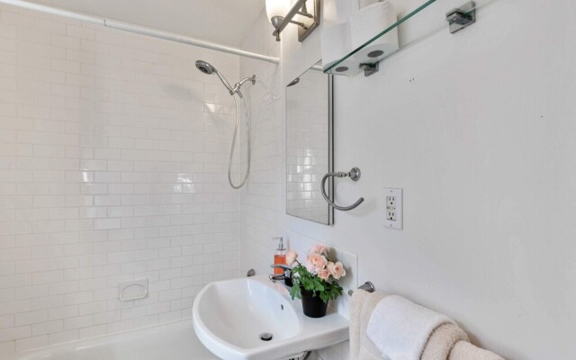 Beautiful 3br/3ba Colonial House by Cozysuites