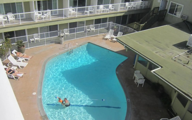 Surfer Beach Hotel