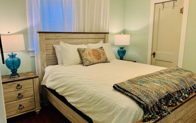 Cozy Bungalow in Downtown Loveland w/Free Bikes!