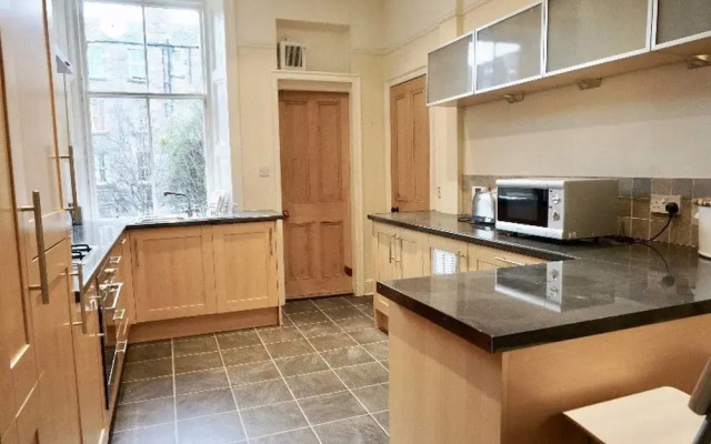 Stylish 3-Bedroom Period Apt Close To City Centre
