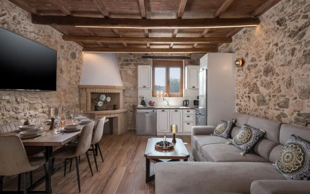 Stella s Traditional House Near the City