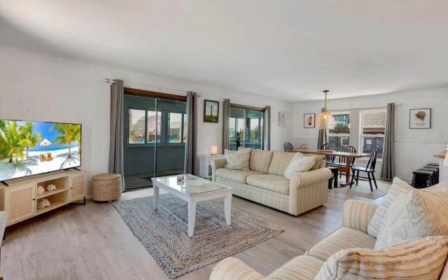 4122 - Blue White Haven