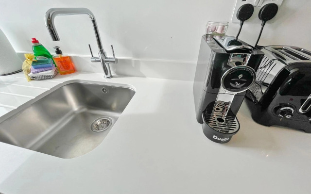 EasyStays - Modern Apartments in Windsor with Parking