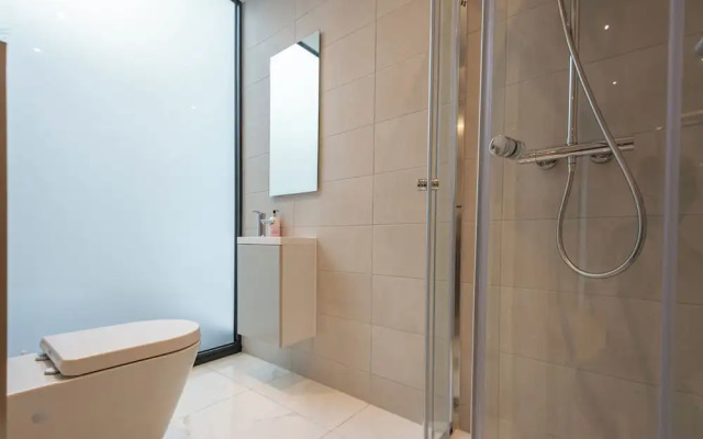 Three Bed Spacious Apartment in Dalston