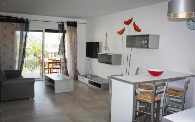 Seaside apartment with beach service