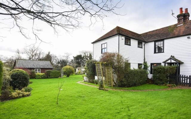 Lovely 4-bed House in Village of Sandhurst