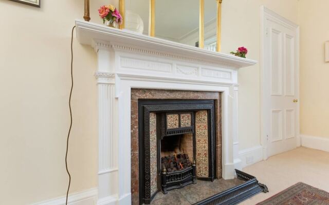 Lovely New Town 2 Bedroom Flat With Fireplace