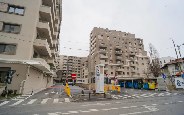 Central 1BR - city view + large balcony + Netflix