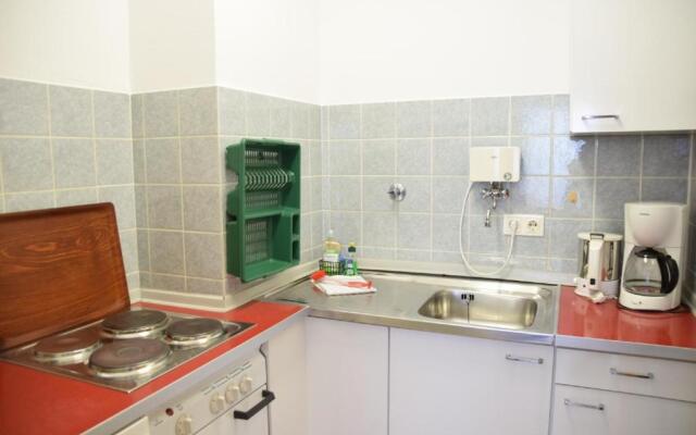 Einfaches 2-Zimmer-Appartement mit Balkon.