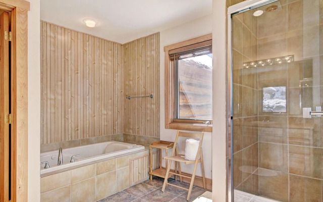 Stunning Mountain Getaway! Sleeps 10!