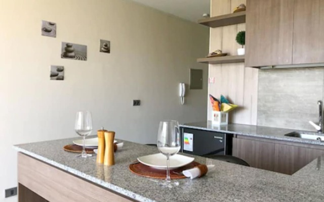 Charming Studio - w/Mountain View, Pool, & Gym
