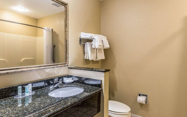 Quality Inn & Suites Hendersonville - Flat Rock