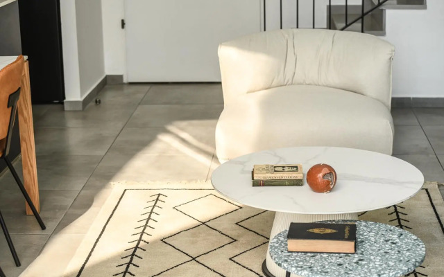 High-rise 3 bedroom Apartment with Balcony