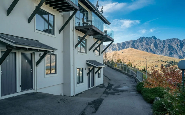 Modern 3 bedroom with stunning postcard views!