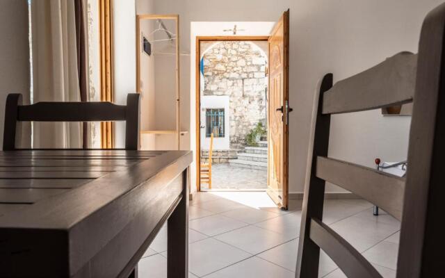 Amphora Guesthouse & Apartments
