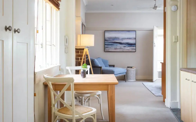 Chic Apartment With Sun Lounge Near Manly Beach