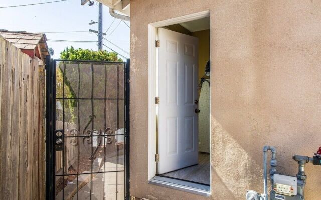 Charming Studio in Hayward