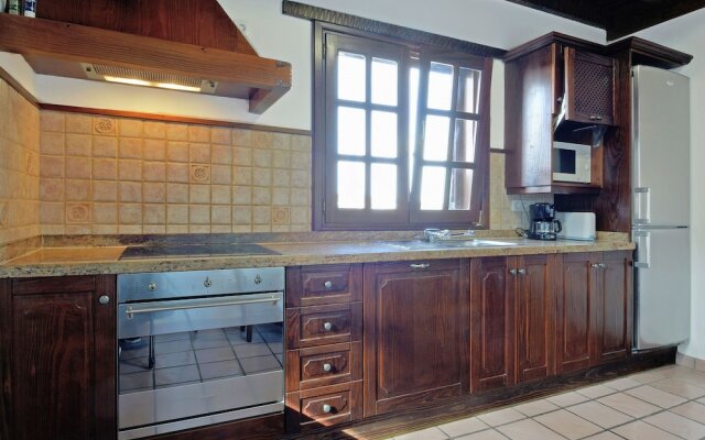 Spacious Villa in San Bartolomé With Swimming Pool