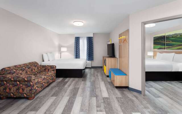 Days Inn & Suites by Wyndham Sellersburg