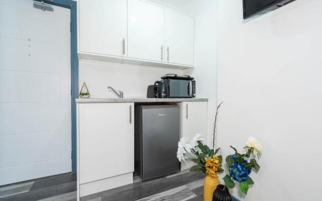 Stylish, spacious studio with Netflix