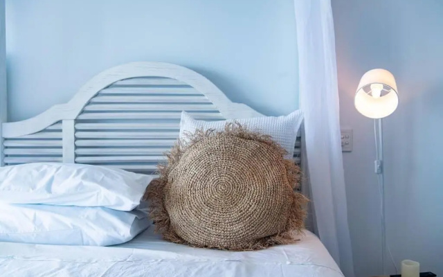 The Top Floor Luxury accomodation for 2 Spa Bath – Guest Rooms – Airlie Beach