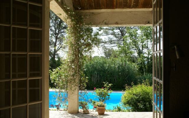 Alluring Holiday Home in Flayosc With Pool