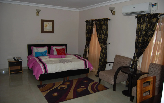 Nue-Crest Hotels And Suites