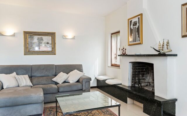 Comfortable Apartment With Library And Swimming Pool