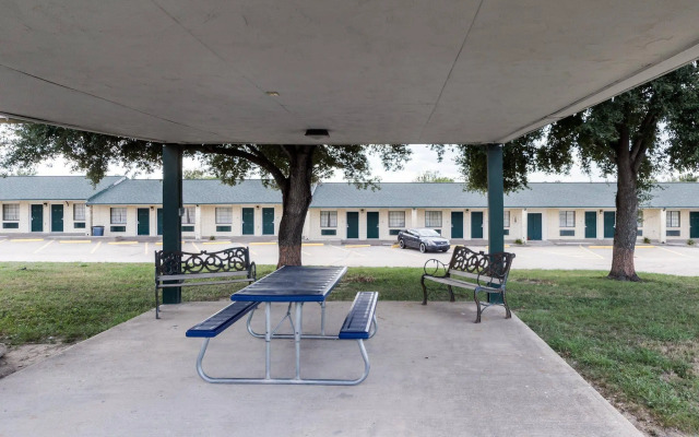 Three Rivers Executive Inn & Suites By OYO