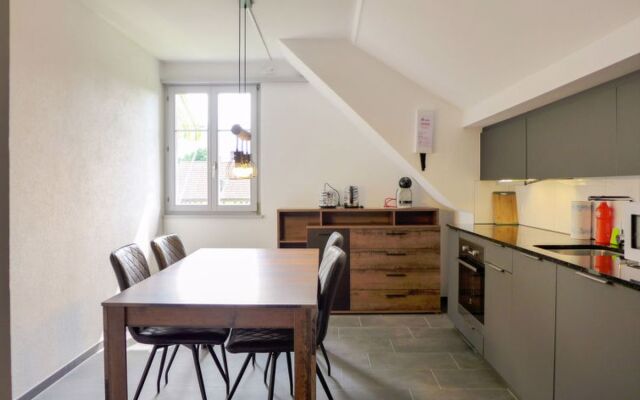 Henrys Apartment 300