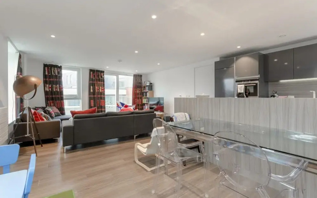 Modern 3 Bedroom Top Floor Apartment