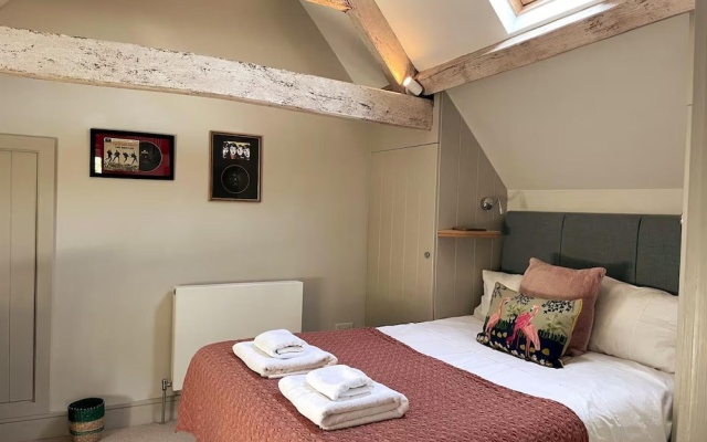 Stunning 6 Bedroom Riverside Barn Cotswold Mill