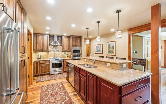 Friendly Fox Chalet 8 Bedroom Home by RedAwning