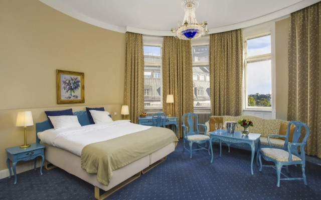 Crystal Plaza Hotel