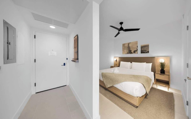 Upscale 1BD Condo in Miami- City Views
