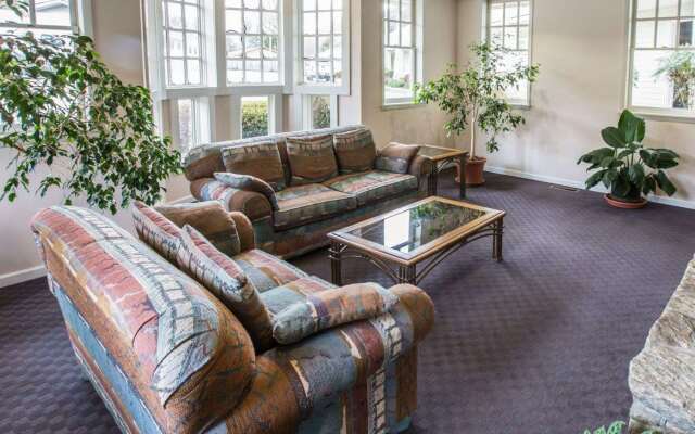 Rodeway Inn & Suites Cherokee On the River