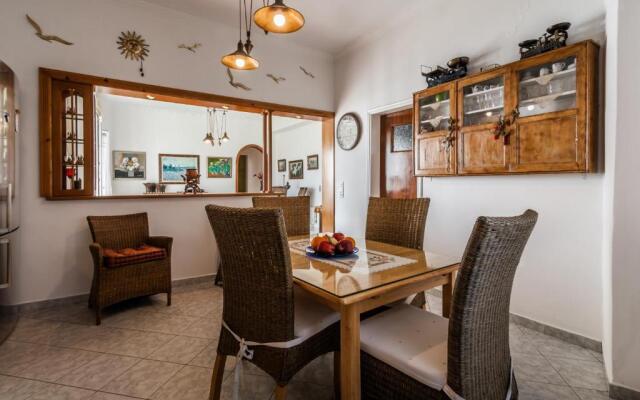 Melisses Sea View House & Studio