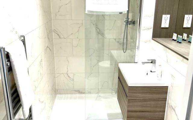Luxurious MK City Apartment- Walk to Train Station