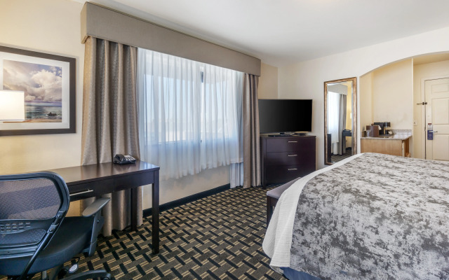 Best Western Plus Edmonds Harbor Inn