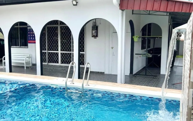 Teratai Homestay Batu Buruk